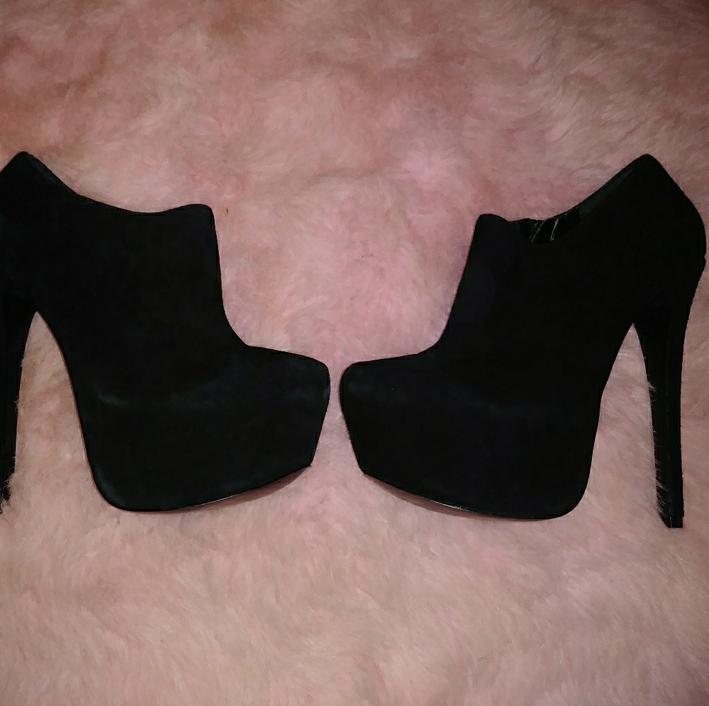 Steve Madden stiletto black suede booties size 6
